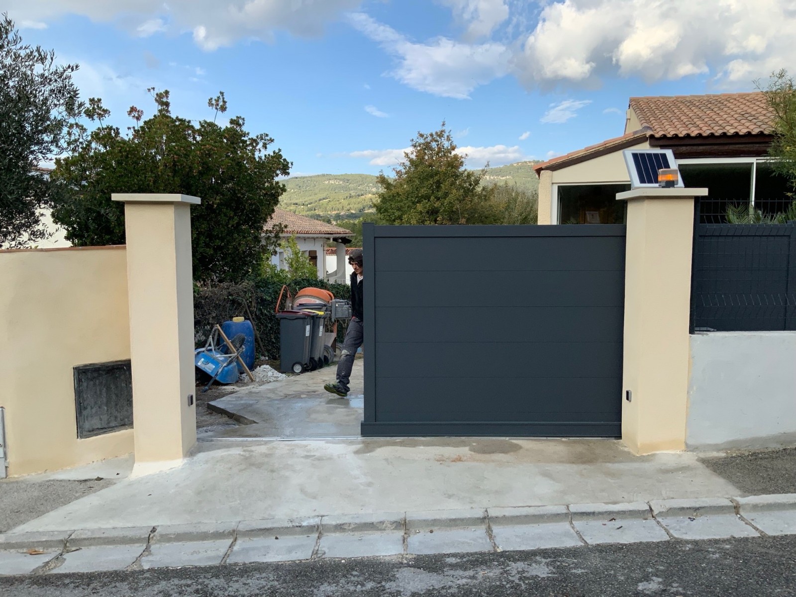 Pose d'un portail coulissant à énergie solaire Six-Fours