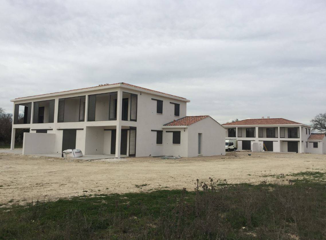 Fourniture et pose de portes de garage pour logements neufs Toulon Var