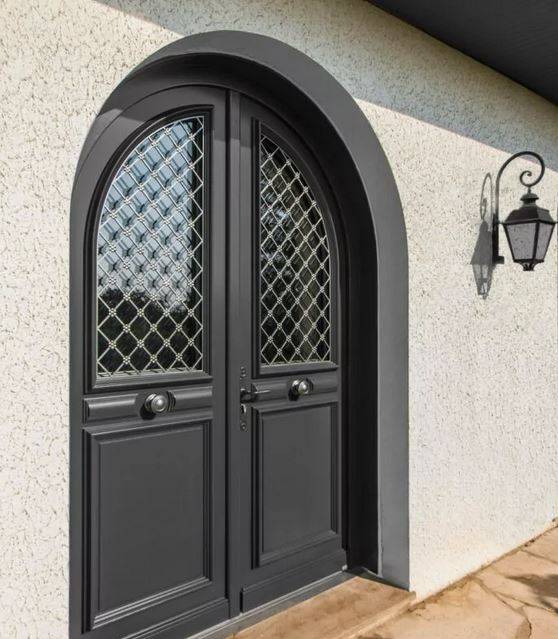 Porte d'entrée en bois cintreé à Six-Fours