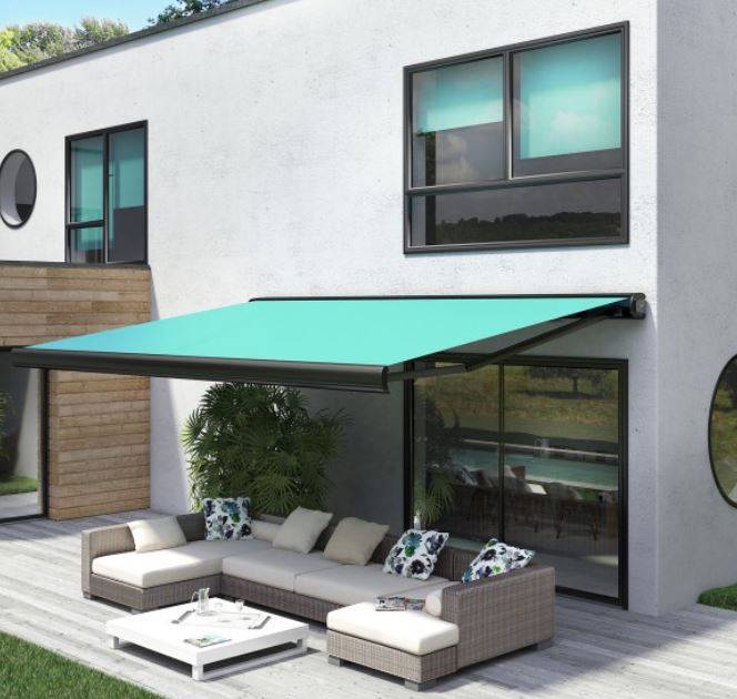 Store banne de terrasse autoportant à Six-Fours dans le Var