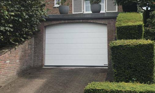 Porte de garage sectionnelle en acier à Six-Fours