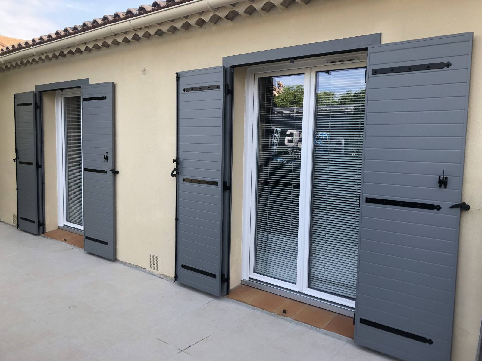 Fenêtres en PVC blanc et volets en alu à Six-Fours