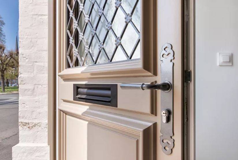 Porte en bois avec vitrage Le Beausset