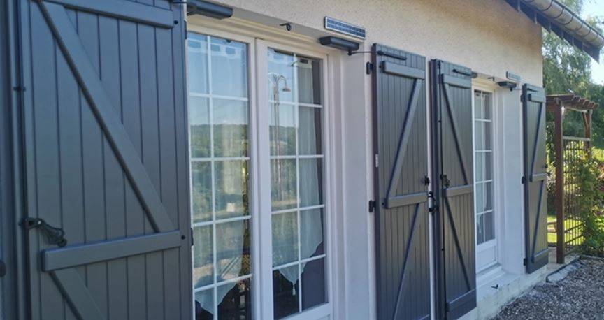 Volets battants solaires à Six-Fours