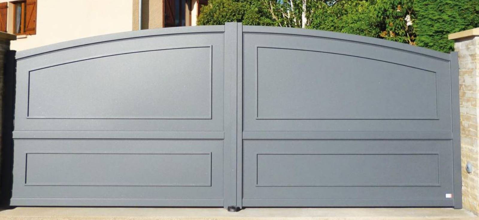 Installation de portail en aluminium 2 vantaux à Sanary--sur-Mer