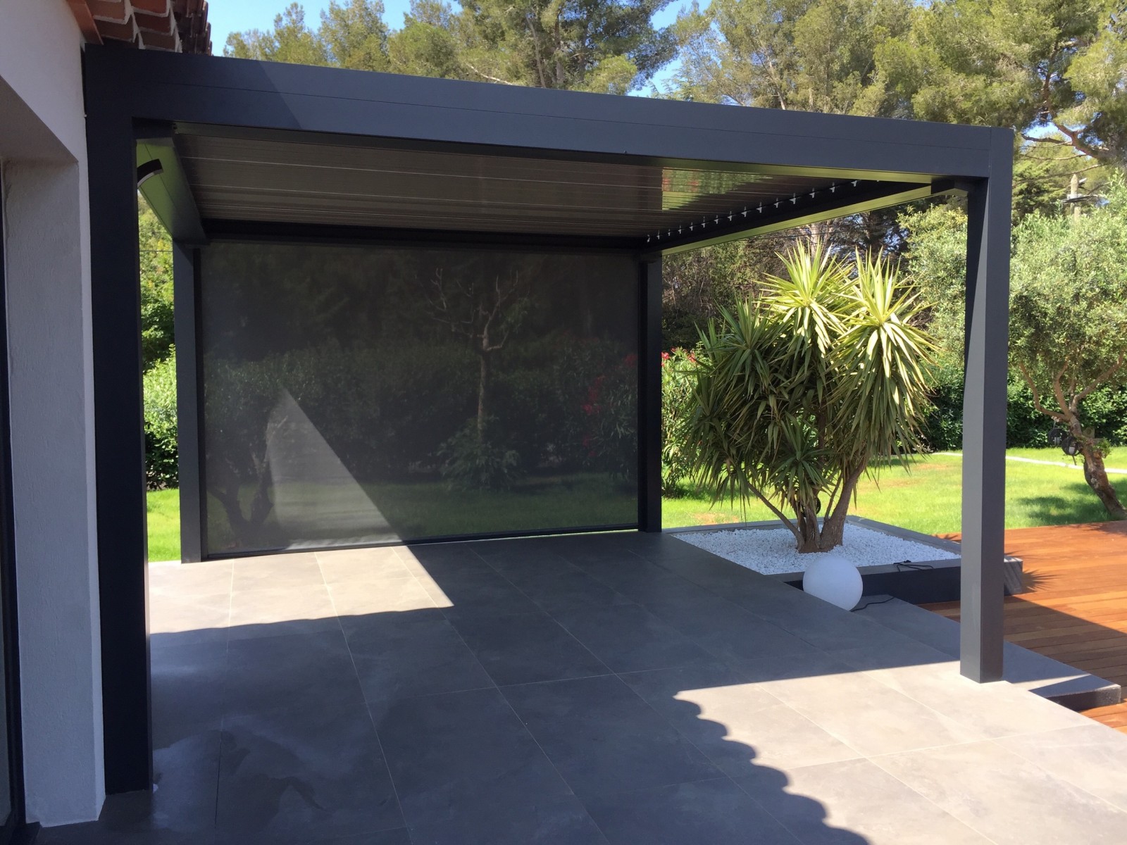Pergola alu bioclimatique avec toit rétractable Six-Fours