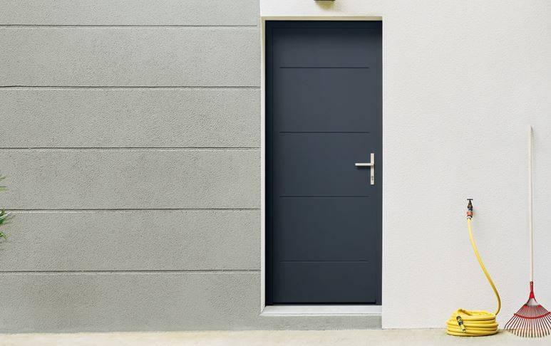 Porte de service moderne en acier à Saint-Mandrier