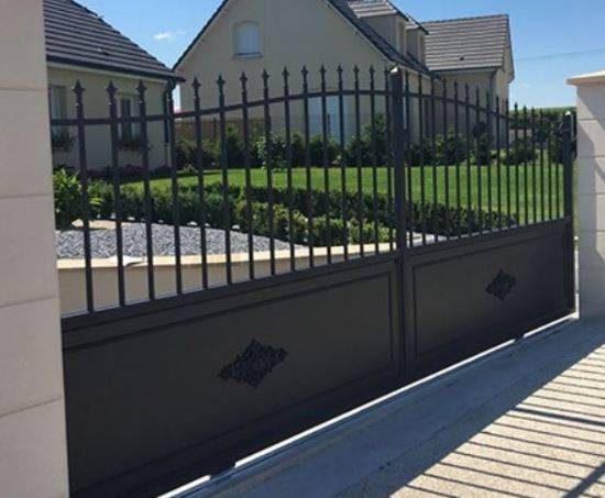 Portail alu style imitation fer forgé Bandol