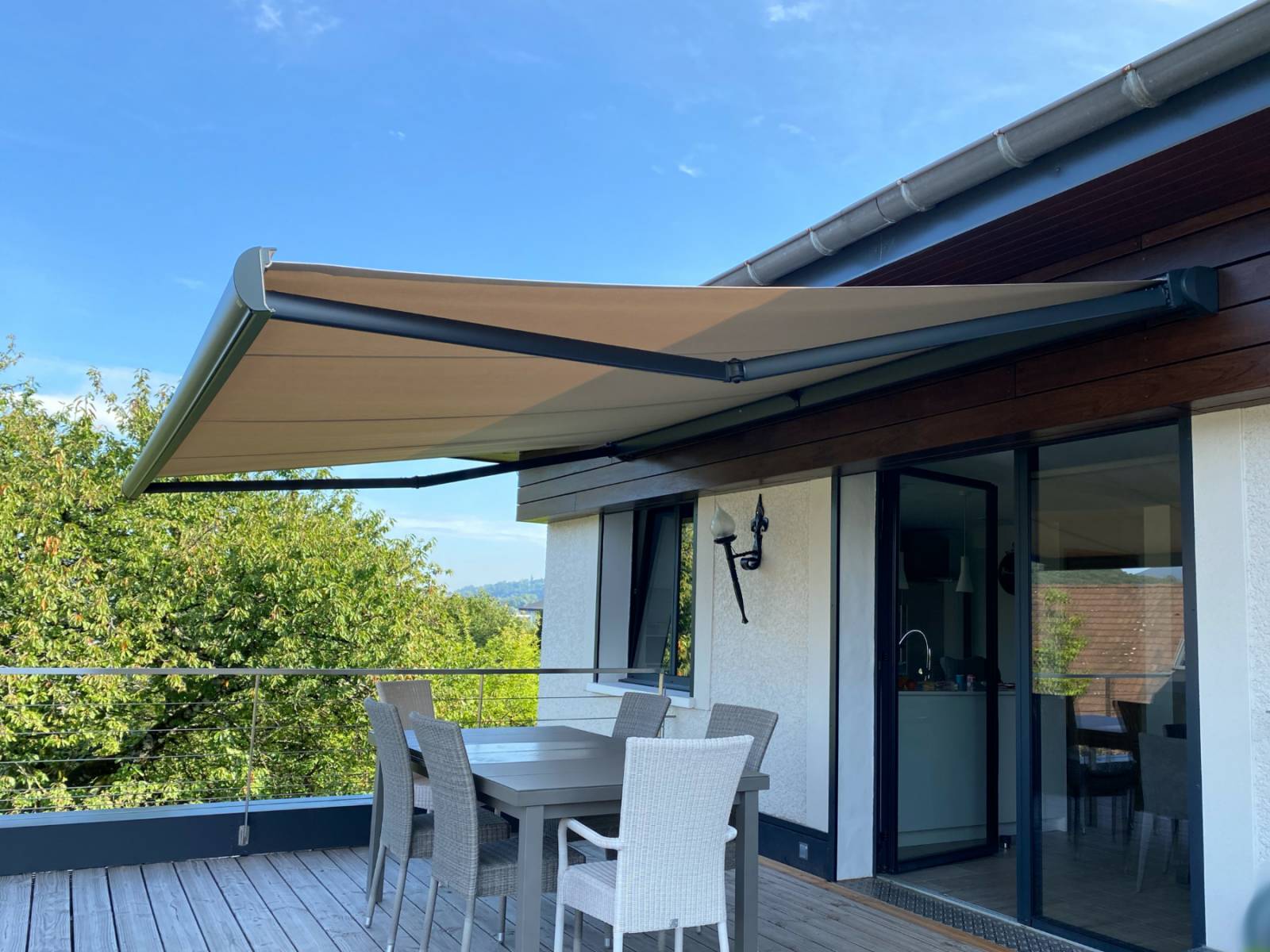 Pose sur-mesure d'un store banne électrique à La Cadière d'Azur