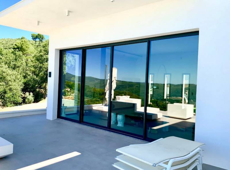 Pose de menuiseries dans villa neuve à Draguignan