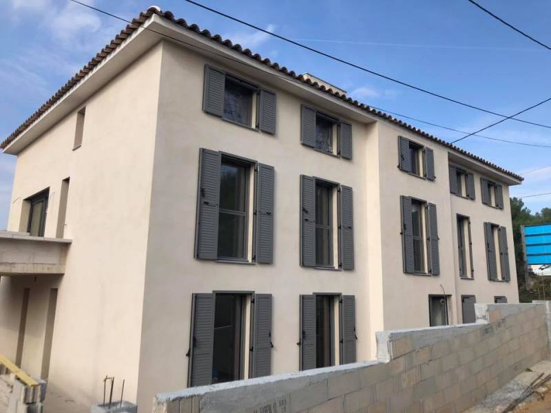 Pose de fenêtres et volets alu dans immeuble neuf à Sanary sur Mer proche de Six-Fours