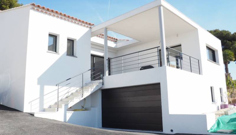 Porte en alu contemporaine pour maison neuve à Bandol dans le Var