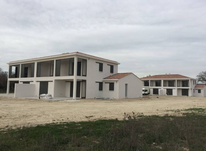Fourniture et pose de portes de garage pour logements neufs Toulon Var