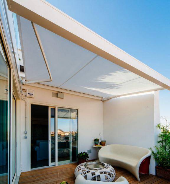 Pose d'un store banne contemporain à Sanary-sur-Mer