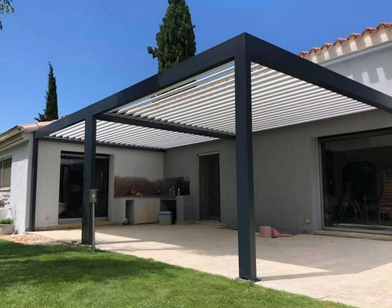 Pose frontale d'une pergola bioclimatique à Hyères