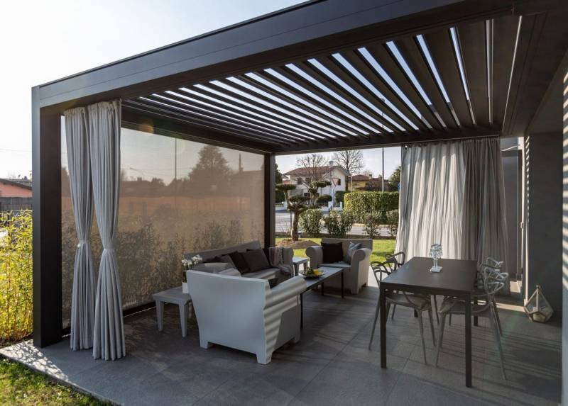 Pergola bioclimatique contre mur à La Cadière d'Azur 83