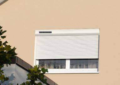 Pose de volets roulants solaires à Toulon 