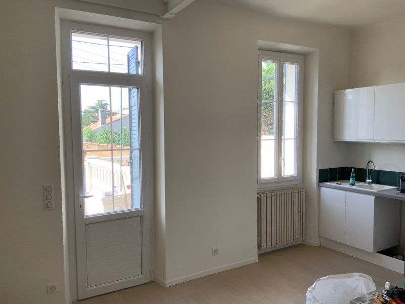 Fenêtres et portes fenêtres PVC blanc en rénovation à Toulon