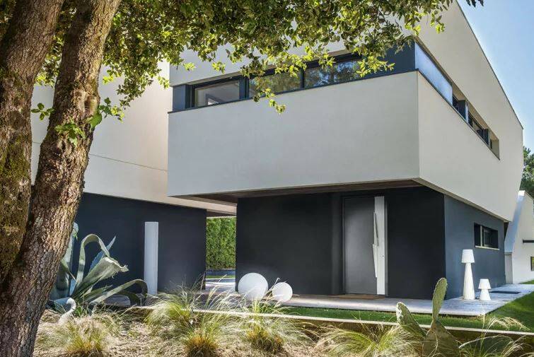 Porte d'entrée moderne Six-Fours